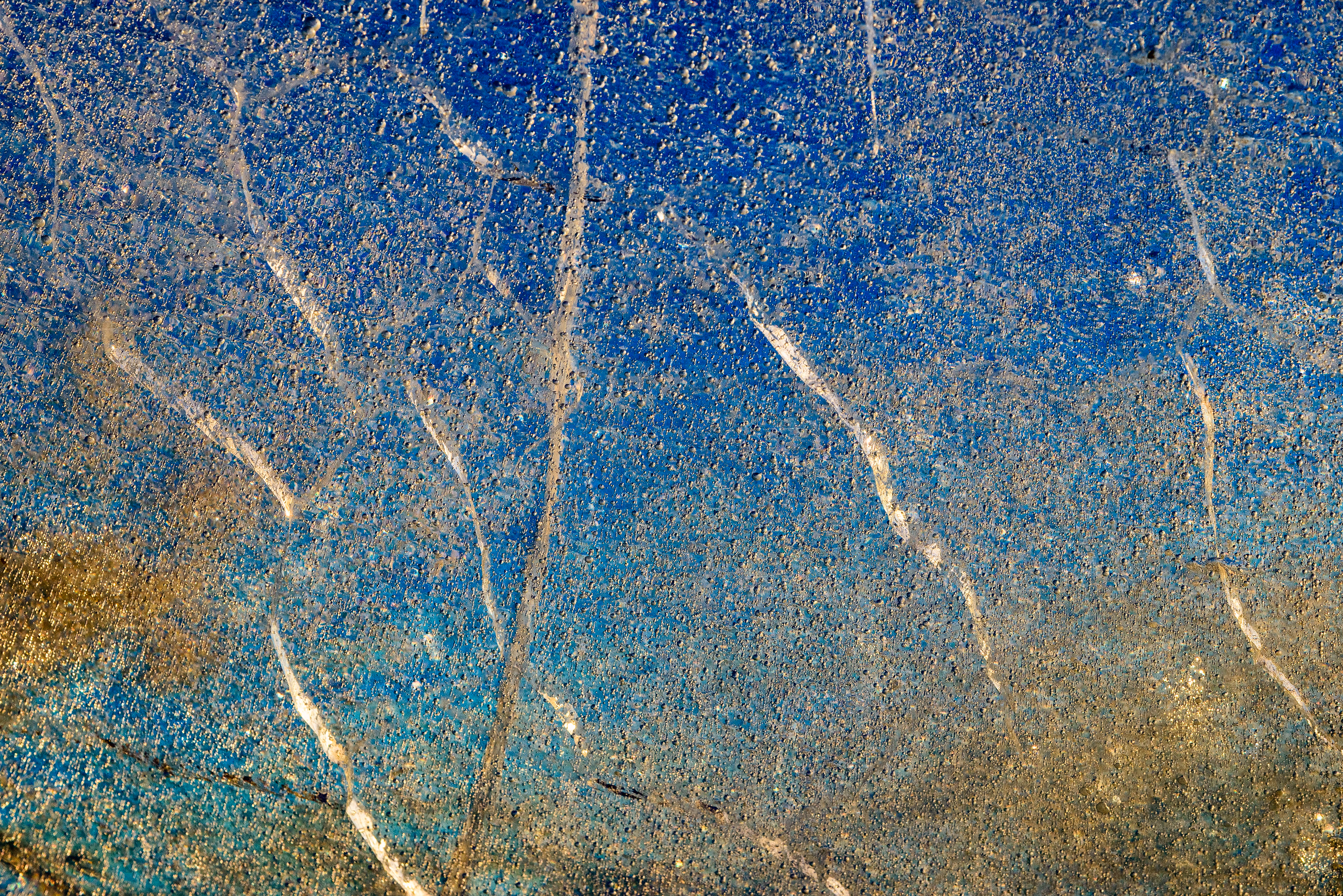 Ледяные трещины на закате Трещины во льду Байкала на закате, подсвеченные розовым небом